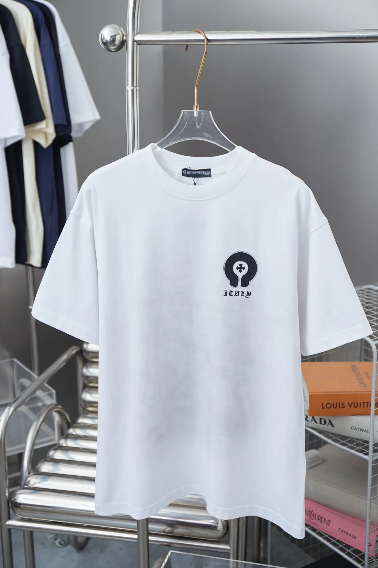 🅿️230 Chrome Hearte 25SS early spring new style Chrome Hearte pattern short-sleeved light luxury essential item for daily commuting for men and women Correct version Welcome to compare Detailed features · 280g 100% pure cotton double yarn jersey fabric · Special thickened 32 pieces of double-strand 1X1 thread in the same vat · Imported Australian matte pearl diamonds ➕ Three-dimensional thick plate texture Chrome Heart letters. Ready-to-wear dyeing Then do the faded fried snowflake process and then wash it to make it look old. Common washing improves the effect · Double-needle stitching and cross-stitch process · Original main mark washed tag brand moisture-proof paper packaging Color: black/white Size: S/M/L/XL